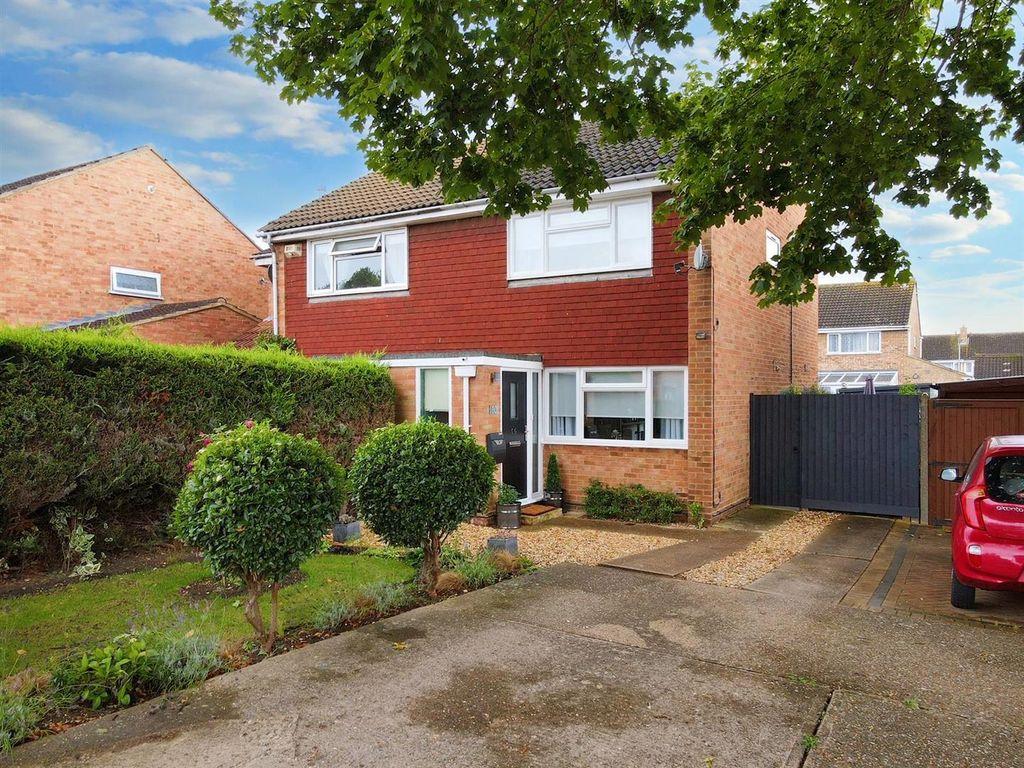 2 bed semidetached house for sale in Harkness Close, Bletchley, Milton