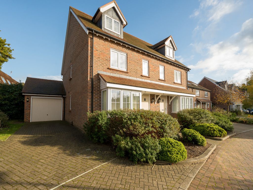 4 bed semidetached house for sale in Morshead Drive, Binfield