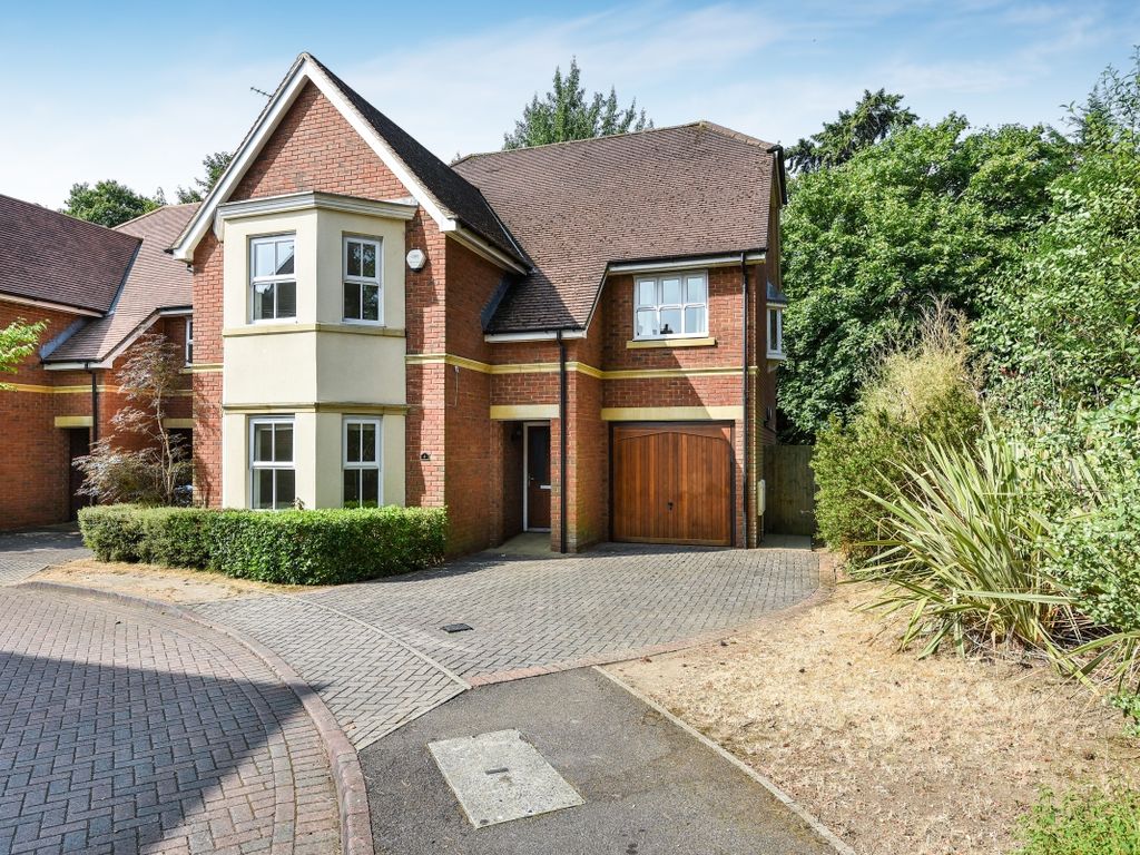 5 bed detached house to rent in London Road, Englefield Green, Egham