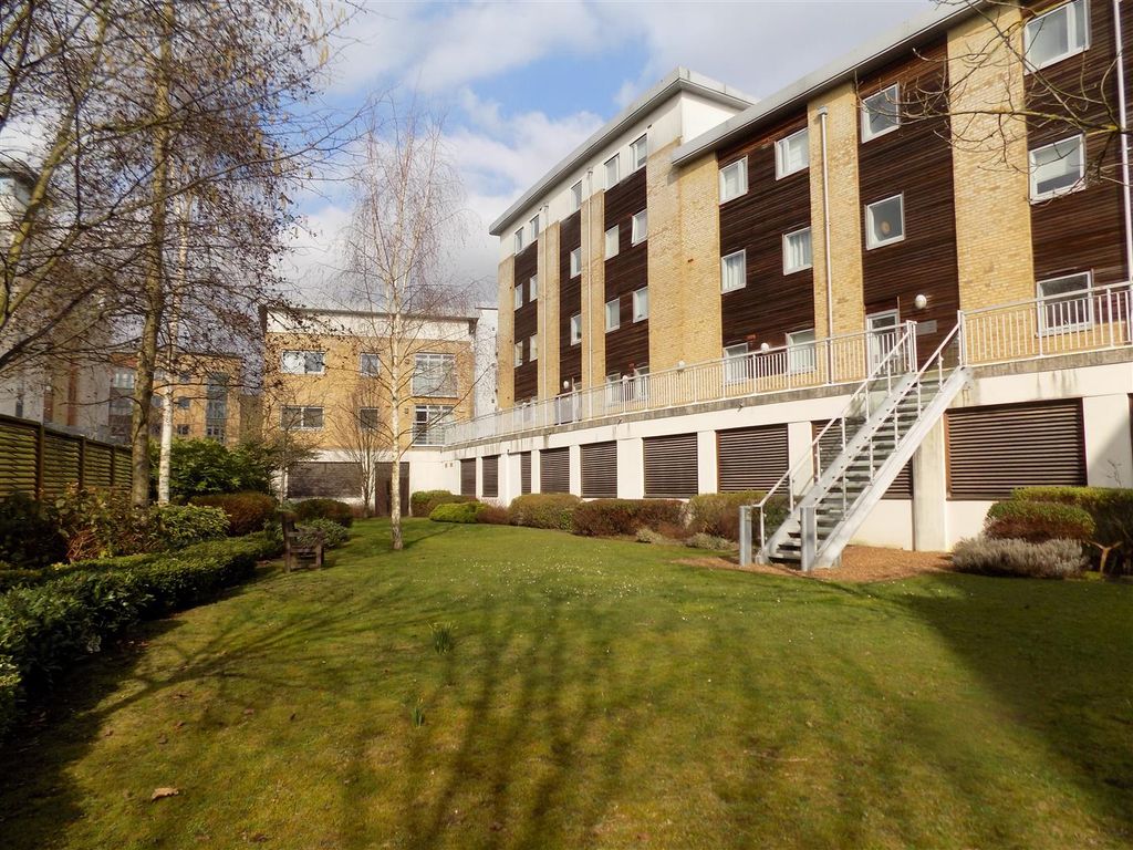 2 bed flat for sale in Kingfisher Meadow, Maidstone ME16, £195,000 Zoopla