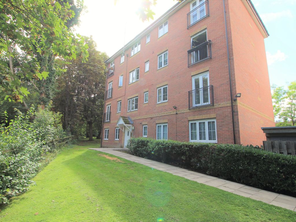 2 bed flat to rent in Bromley Close, Harlow CM20, £1,300 pcm Zoopla