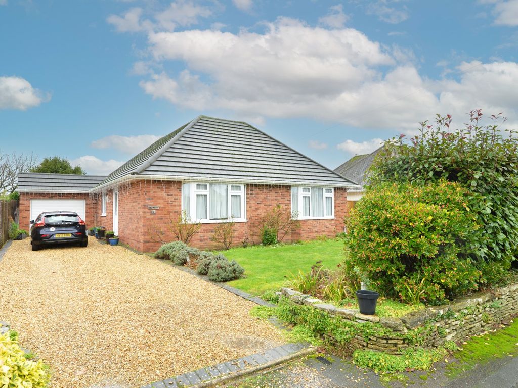 3 bed bungalow for sale in Garden Close, New Milton, Hampshire BH25, £