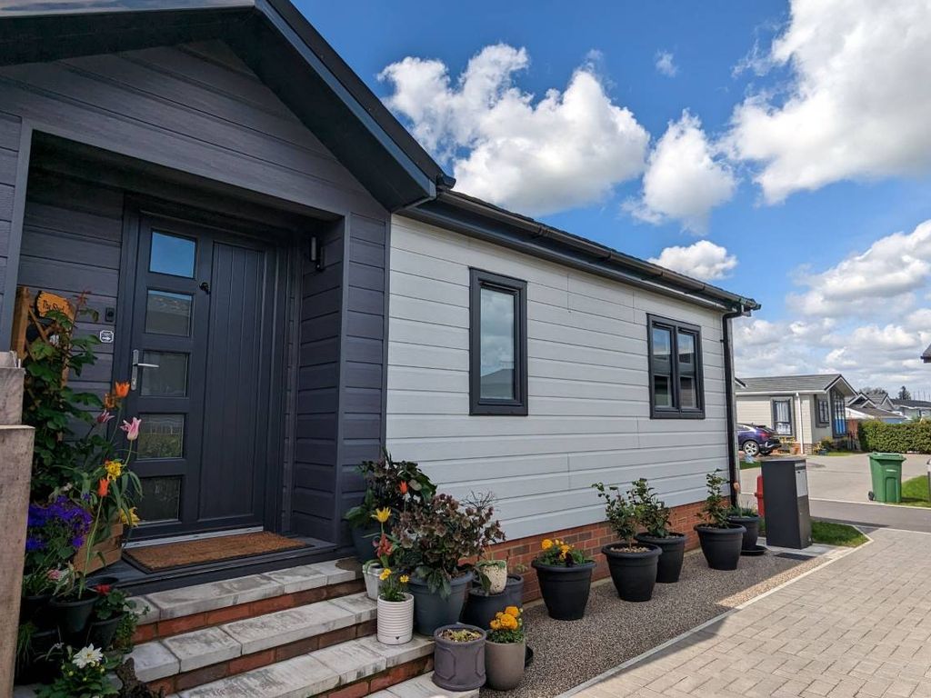 2 bed mobile/park home for sale in The Ribstons, Orchard Park