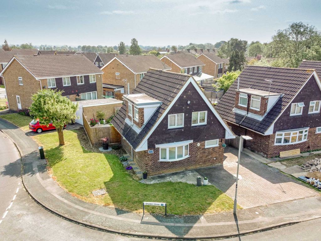 3 bed detached house for sale in Dryden Close, Newport Pagnell MK16