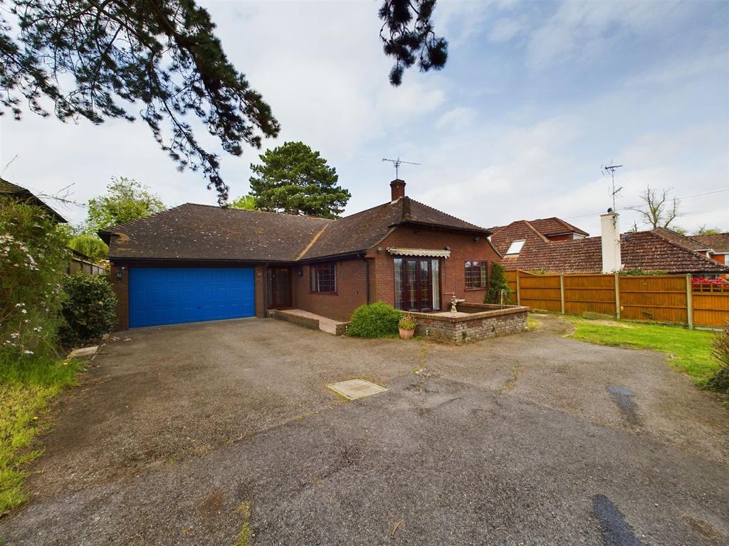 4 bed detached bungalow for sale in Cockney Hill, Tilehurst, Reading