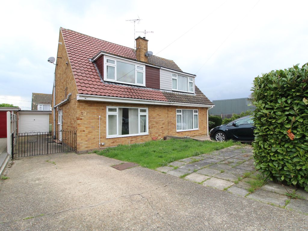 3 bed semidetached house to rent in St. Clements Close, Benfleet SS7