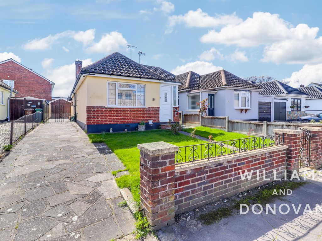 2 bed semidetached bungalow for sale in Kings Park, Hadleigh, Benfleet