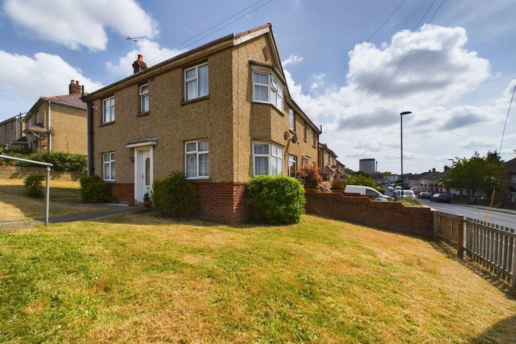 3 bed semidetached house for sale in Daffodil Road, Southampton