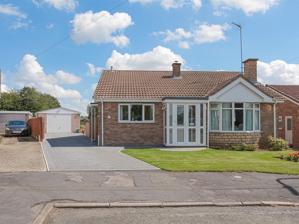 3 bed detached bungalow for sale in Thornhill, Banbury OX17
