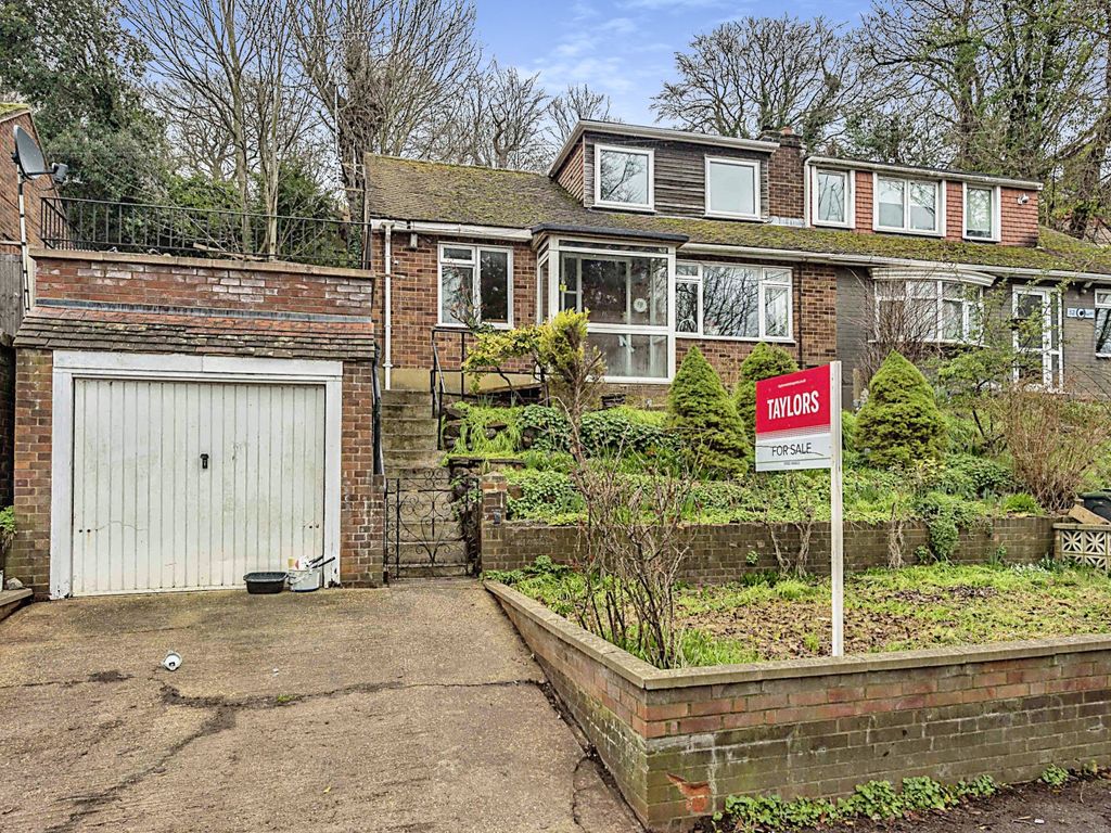 4 bed bungalow for sale in Hart Hill Drive, Luton, Bedfordshire