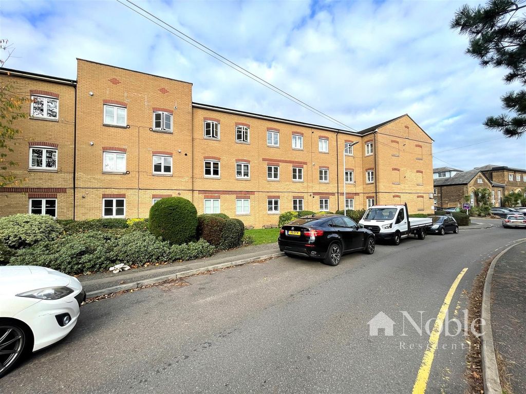 Studio to rent in Kidman Close, Gidea Park, Romford RM2 Zoopla