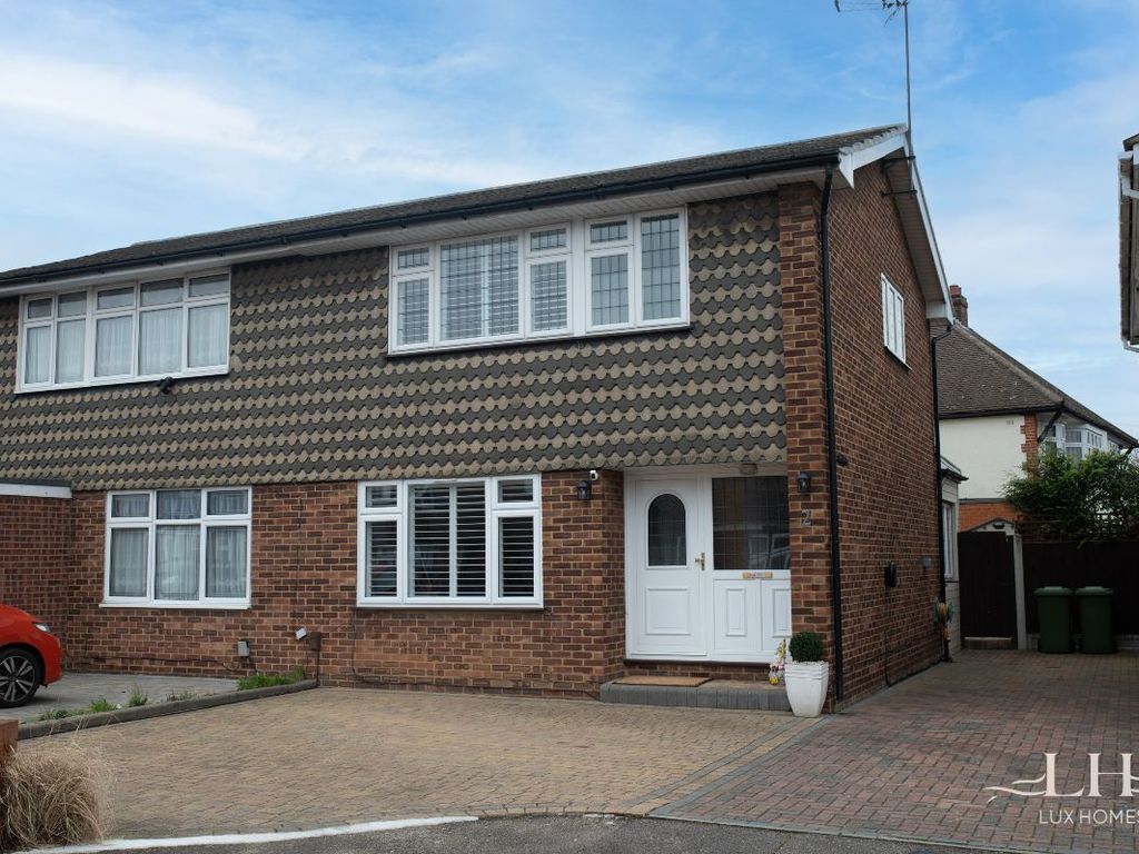 3 bed semidetached house for sale in Oakdene Close, Hornchurch RM11, £