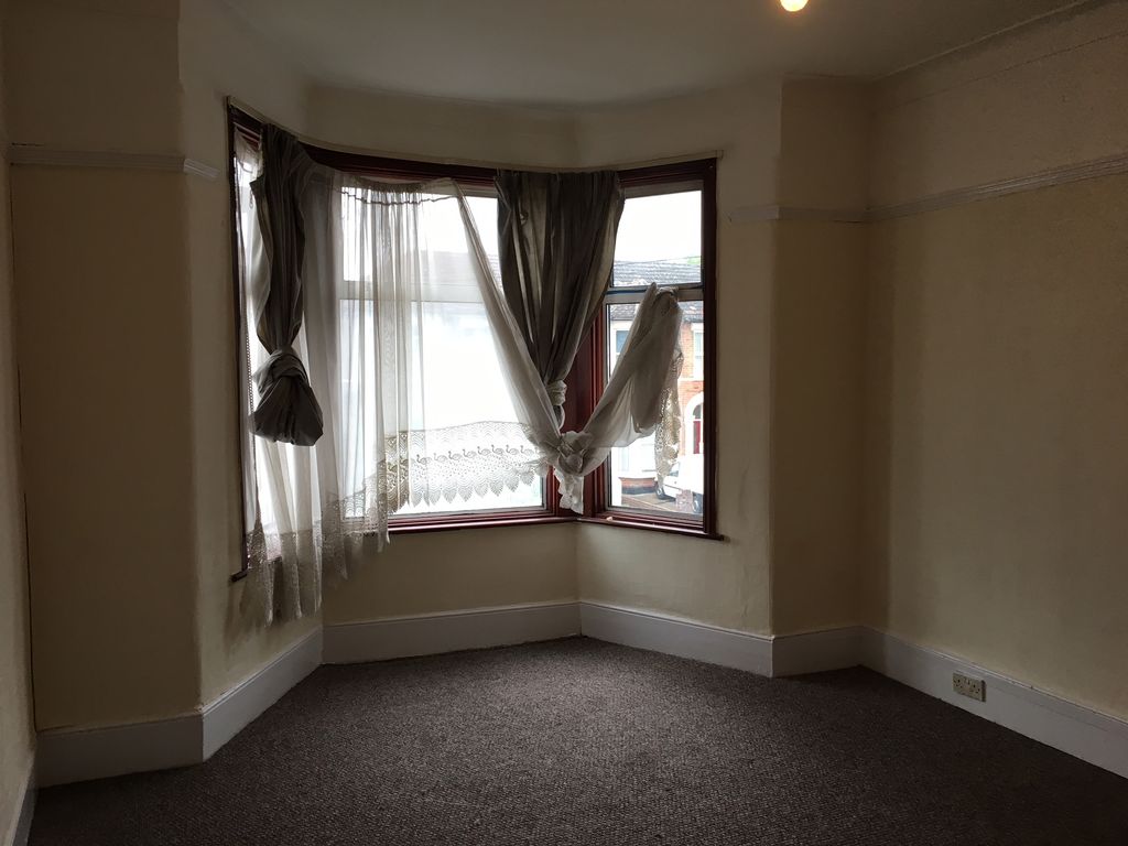 3 bed flat to rent in Disraeli Road, London E7, £2,200 pcm Zoopla