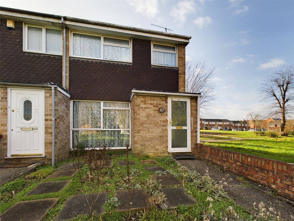 3 bed end terrace house for sale in Barnwood Close, Reading, Berkshire