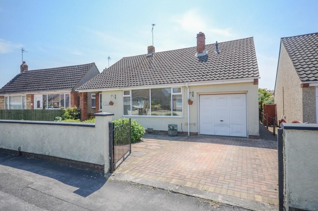 2 bed detached bungalow for sale in Crescent, Downend, Bristol