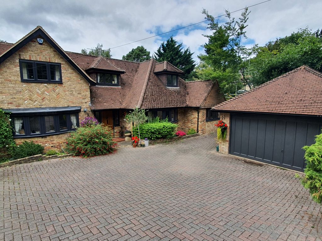 4 bed detached house to rent in Lincoln Road, Chalfont St. Peter
