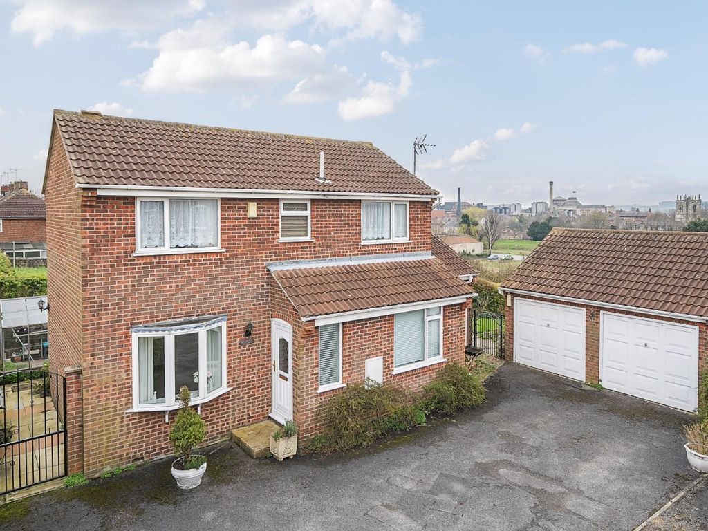 3 bed detached house for sale in Heatherdene, Tadcaster LS24, £350,000