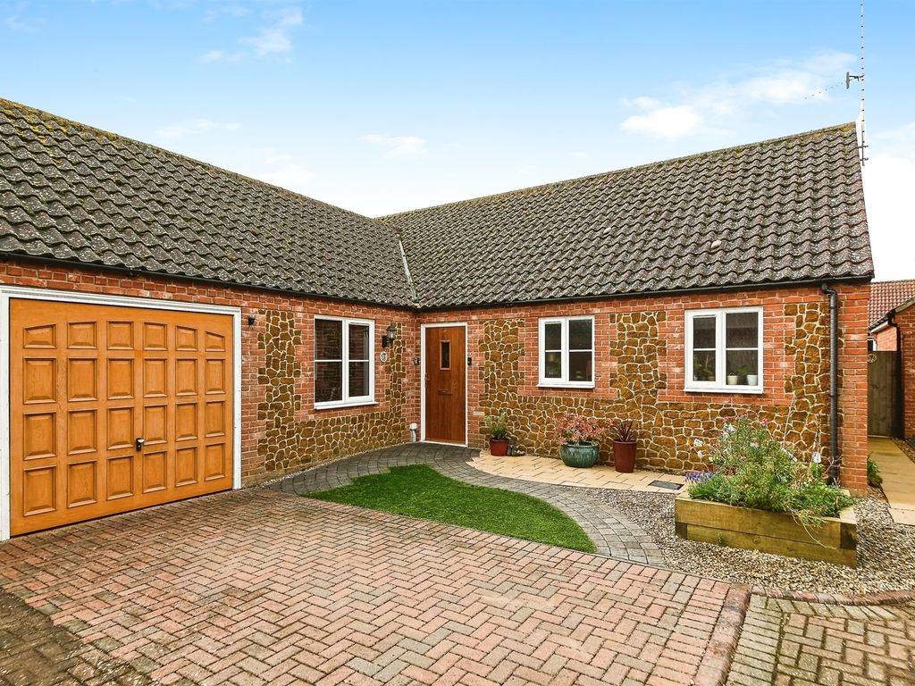 3 bed detached bungalow for sale in Willowmead Close, King