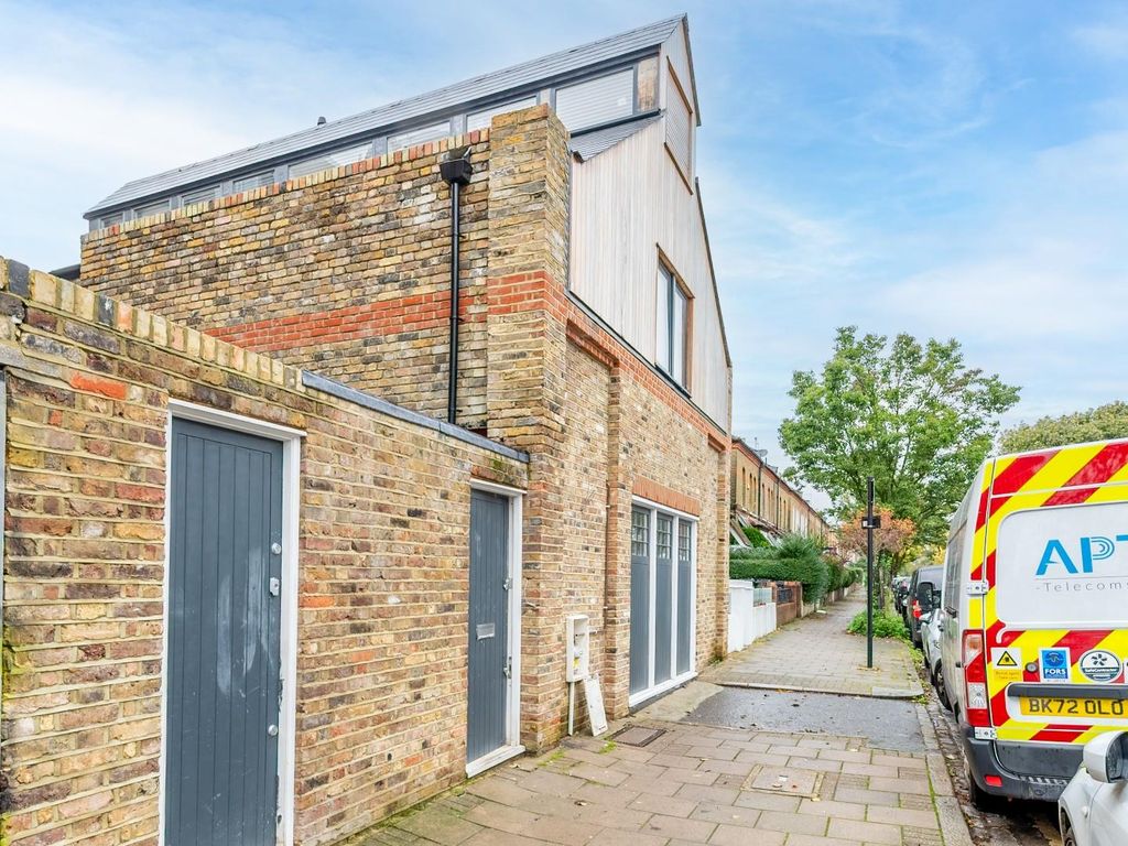 3 bed property for sale in Finsbury Park Road, London N4, £1,500,000