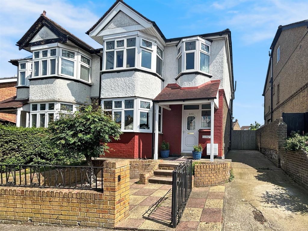 3 bed semidetached house for sale in Barnsole Road, Gillingham ME7, £