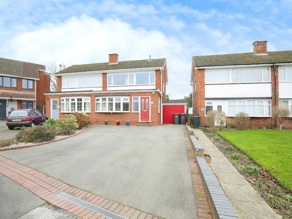 3 bed semidetached house to rent in Bear Lane Close, Polesworth