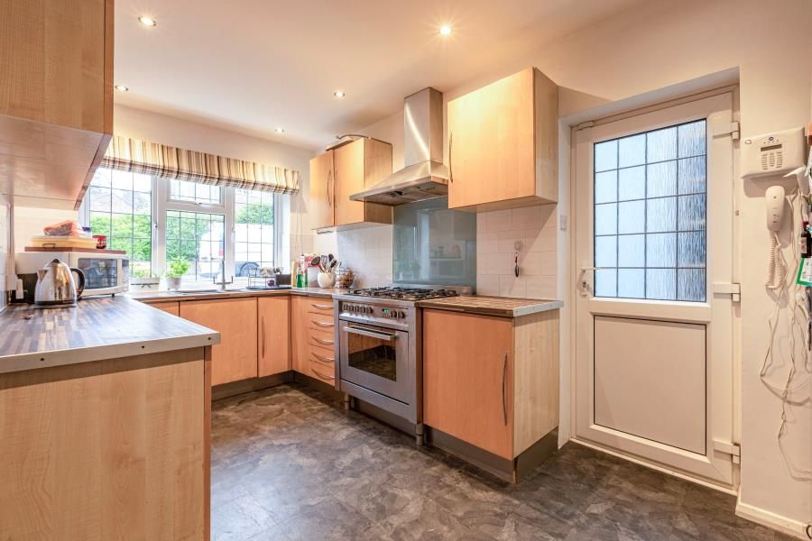 4 bed detached house to rent in Broomcroft Close, Pyrford, Woking GU22