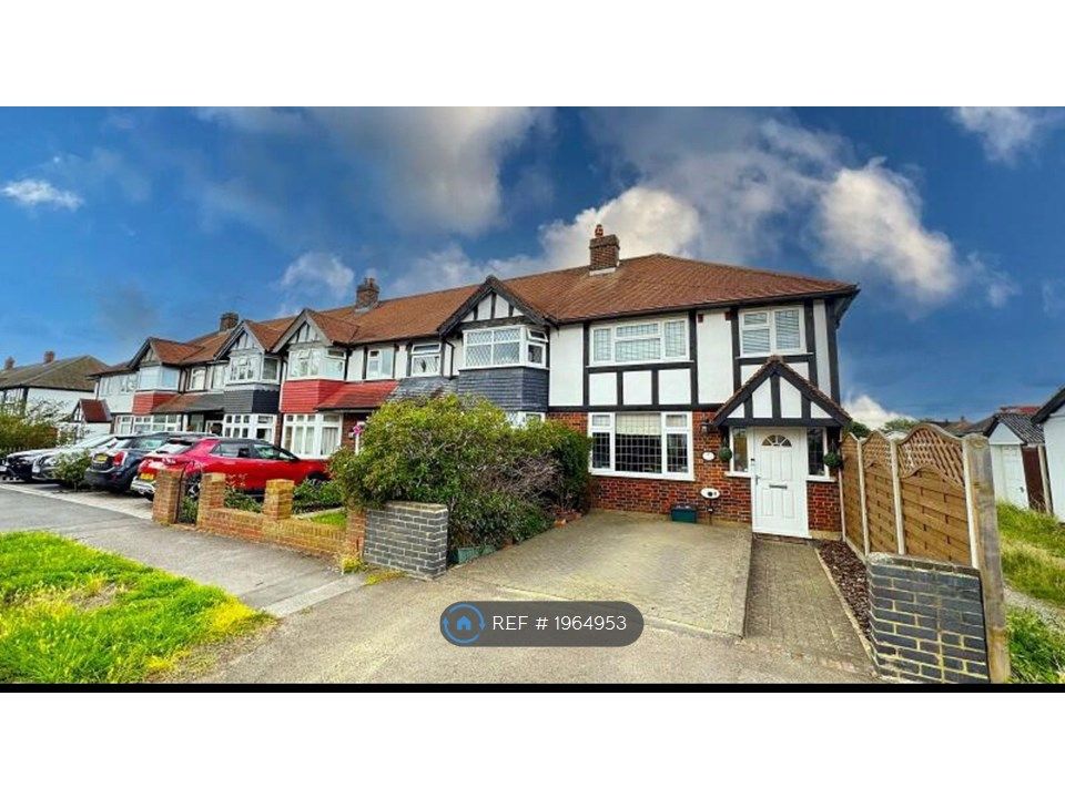 3 bed terraced house to rent in Limes Avenue, Carshalton SM5, £2,300