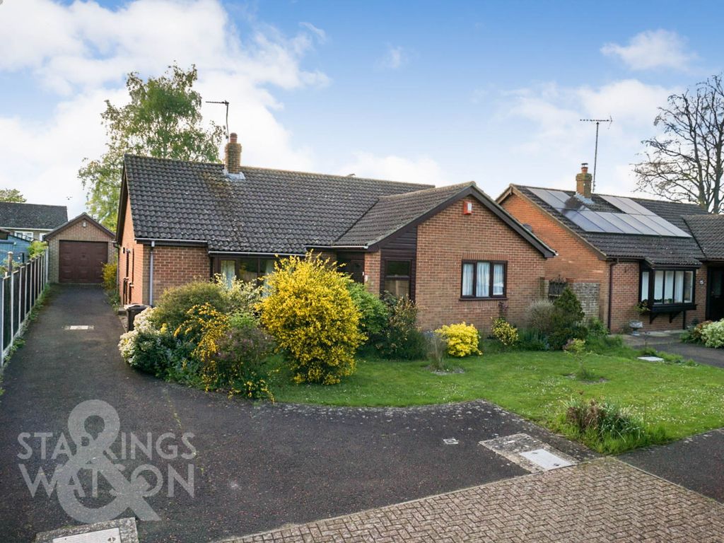 3 bed detached bungalow for sale in Brandon Court, Brundall, Norwich