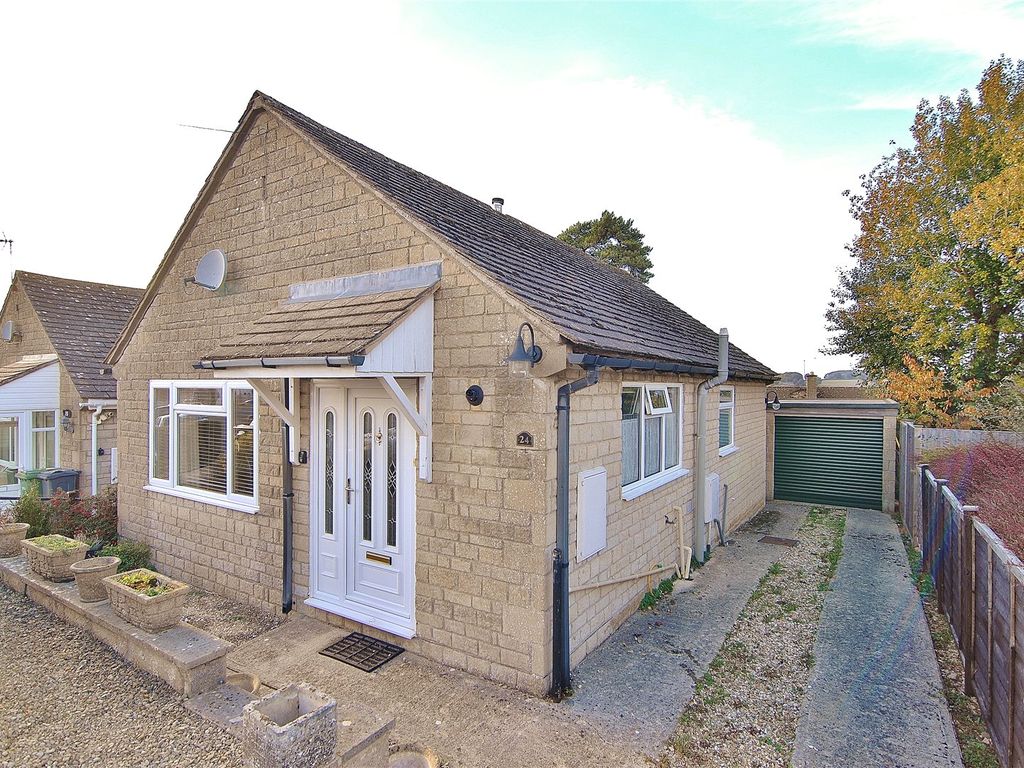 3 bed bungalow for sale in Lypiatt View, Bussage, Stroud