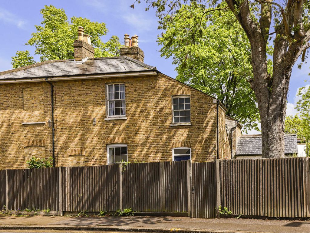 2 bed property for sale in Hanworth Road, Hounslow TW3, £375,000 Zoopla