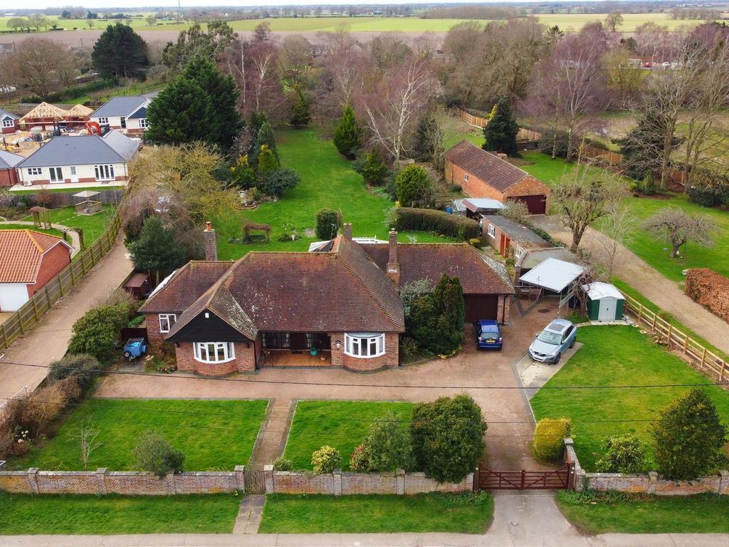 4 bed detached bungalow for sale in Windmill Road, Bradfield