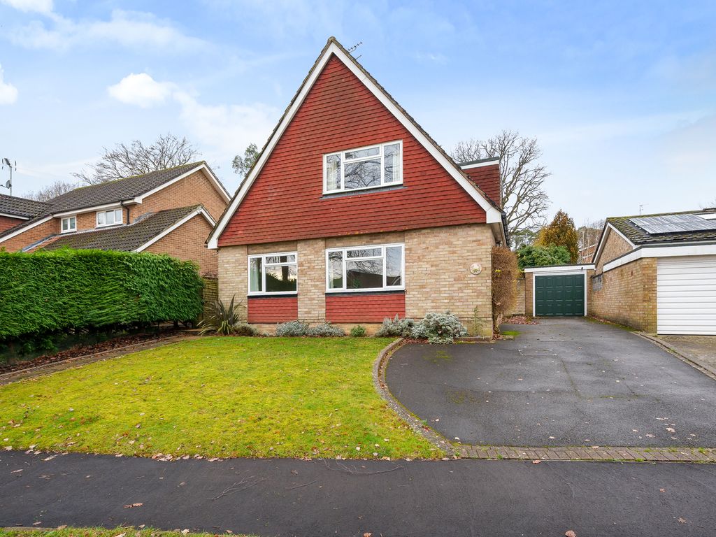 4 bed detached house for sale in Oakland Avenue, Farnham GU9, £650,000