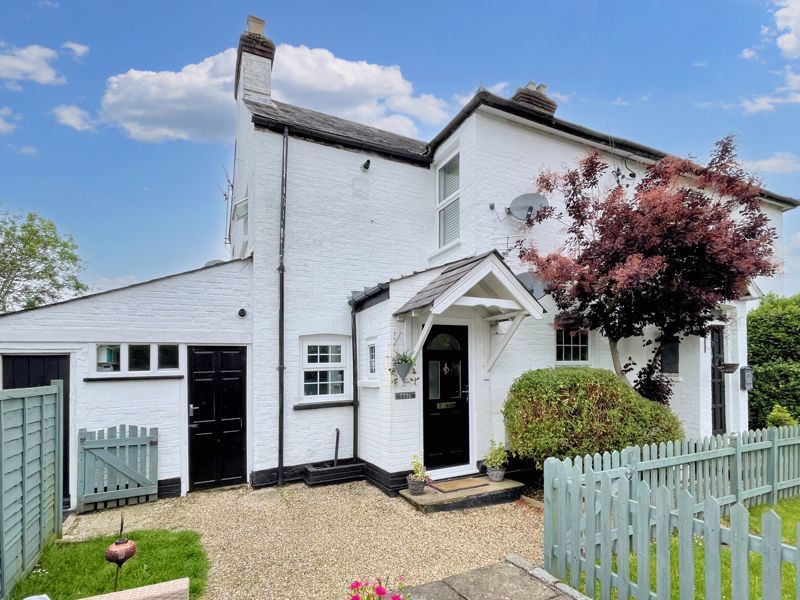 1 bed flat for sale in Totteridge Lane, High HP13, £249,950