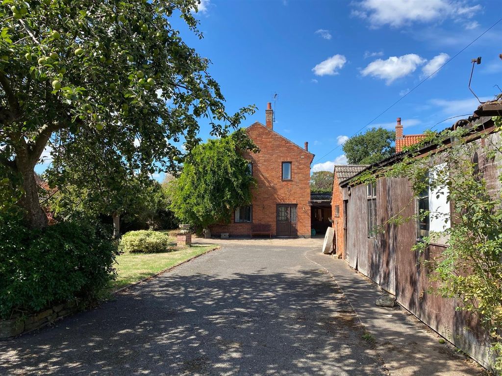 3 bed detached house for sale in Main Street, CarltonOnTrent, Newark