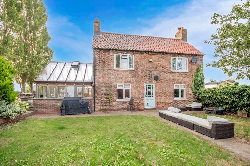 4 bed farmhouse for sale in Cornley Road, Misterton, Doncaster DN10, £