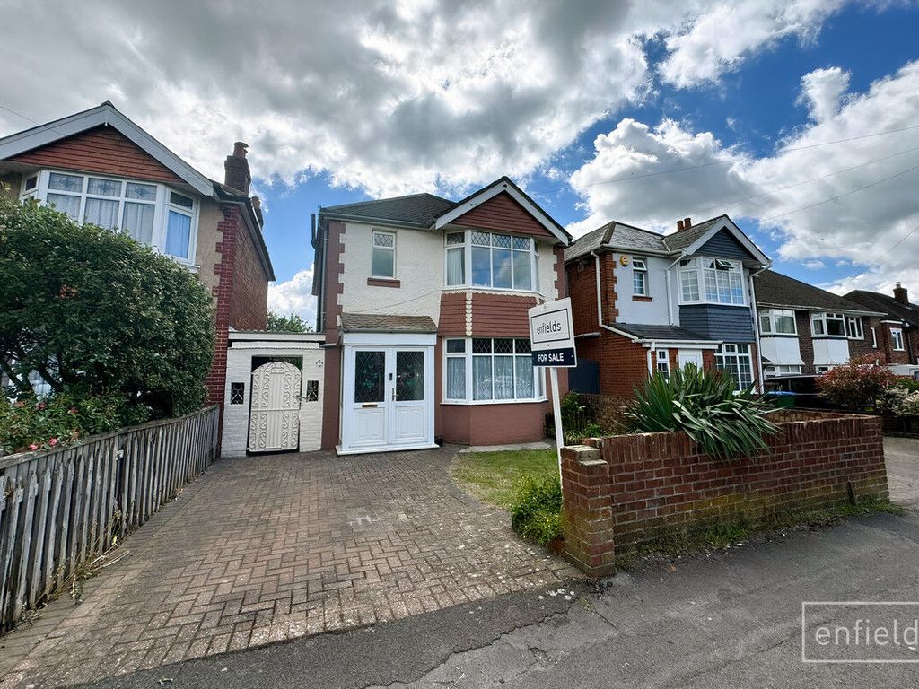 3 bed detached house for sale in Middle Road, Southampton SO19, £