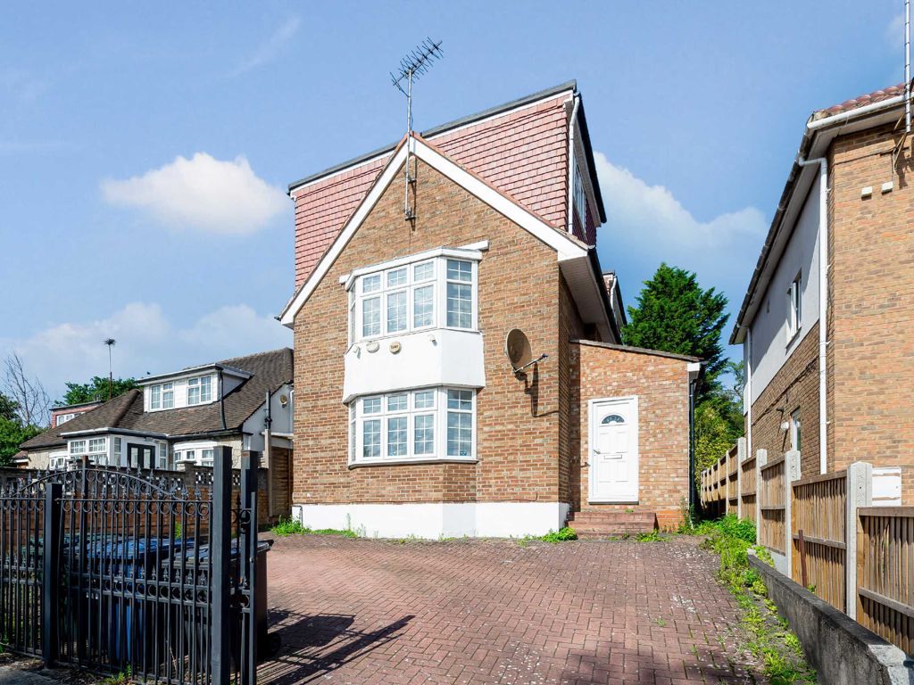 7 bed detached house for sale in Abercorn Road, London NW7, £1,000,000