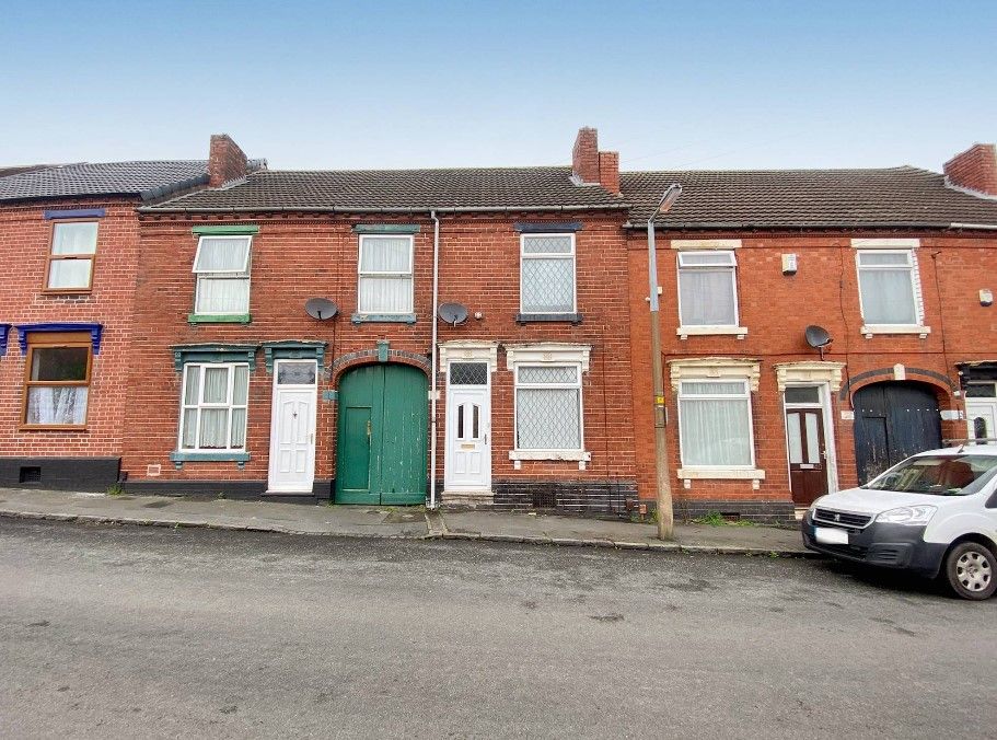 3 bed terraced house to rent in Clyde Street, Cradley Heath B64, £875