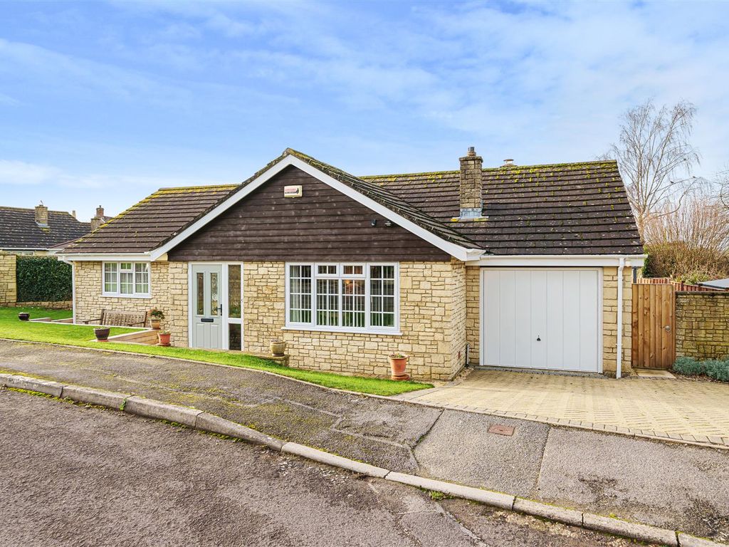 3 bed detached bungalow for sale in Burges Close, Marnhull, Sturminster