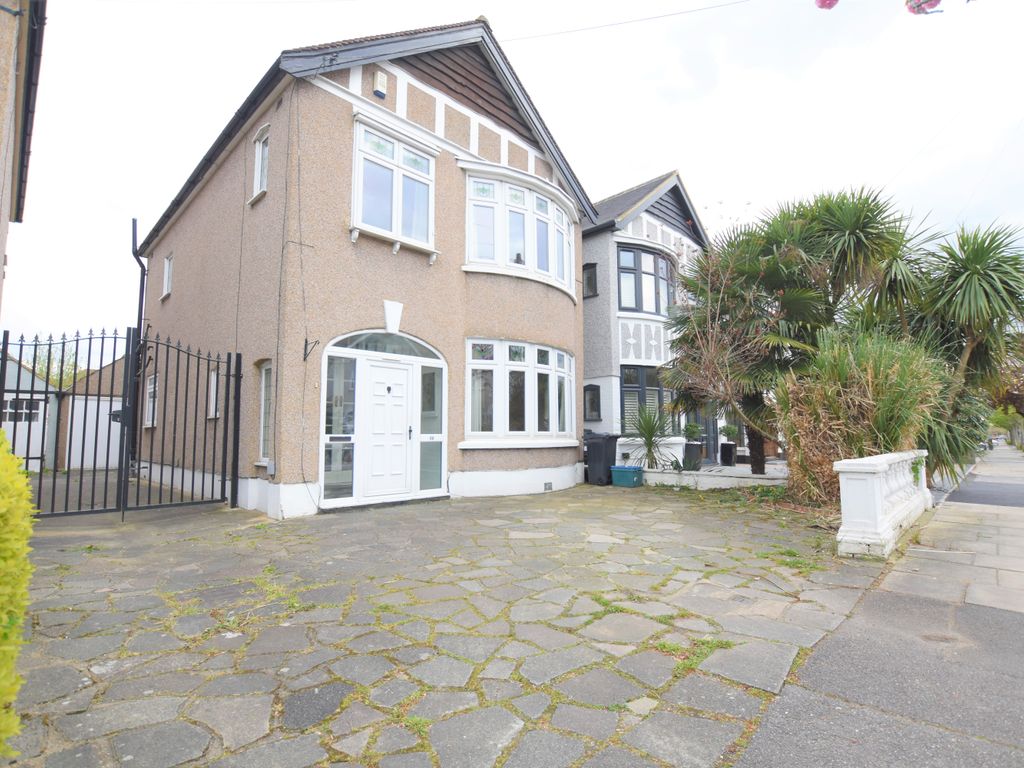 3 bed semidetached house to rent in Highwood Gardens, Ilford IG5, £