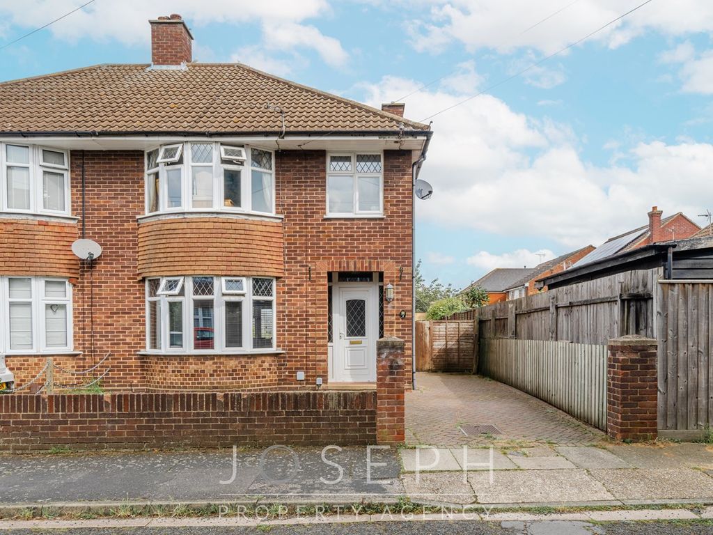 3 Bed Semi Detached House For Sale In Randwell Close Ipswich Ip4 £