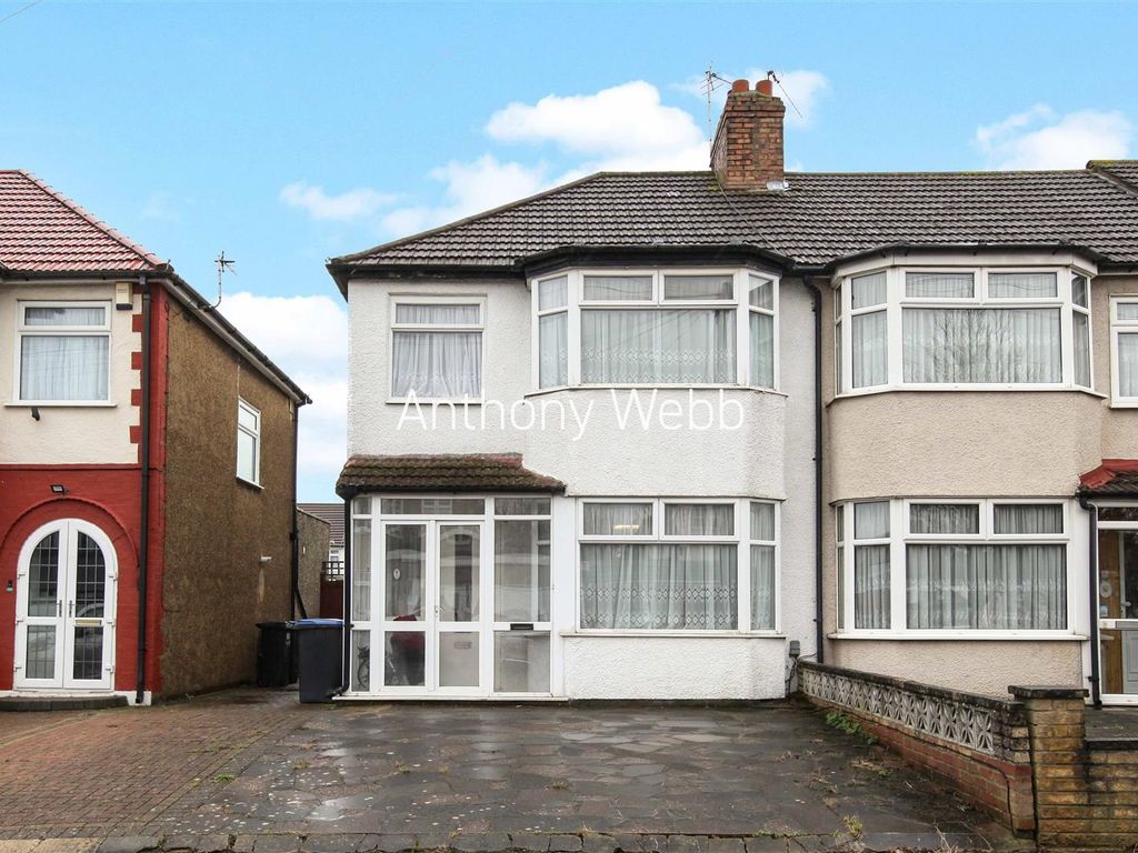 3 bed end terrace house for sale in Rylston Road, London N13, £525,000