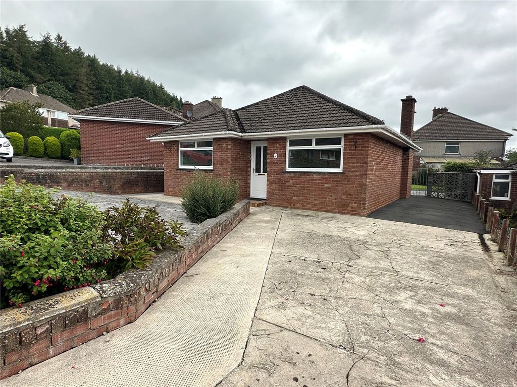 2 bed bungalow for sale in Hafod Cwnin, Carmarthen, Carmarthenshire