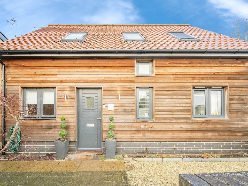 4 bed detached house for sale in New Road, North Walsham NR28, £390,000