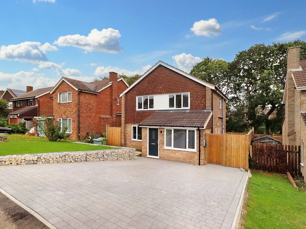 4 bed detached house to rent in Mallory Crescent, Fareham PO16, £2,000