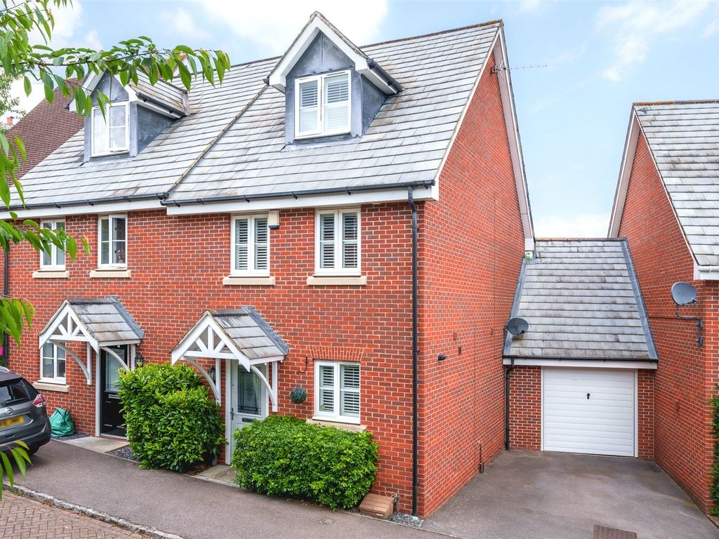 3 bed detached house for sale in Ducketts Mead, Shinfield, Reading