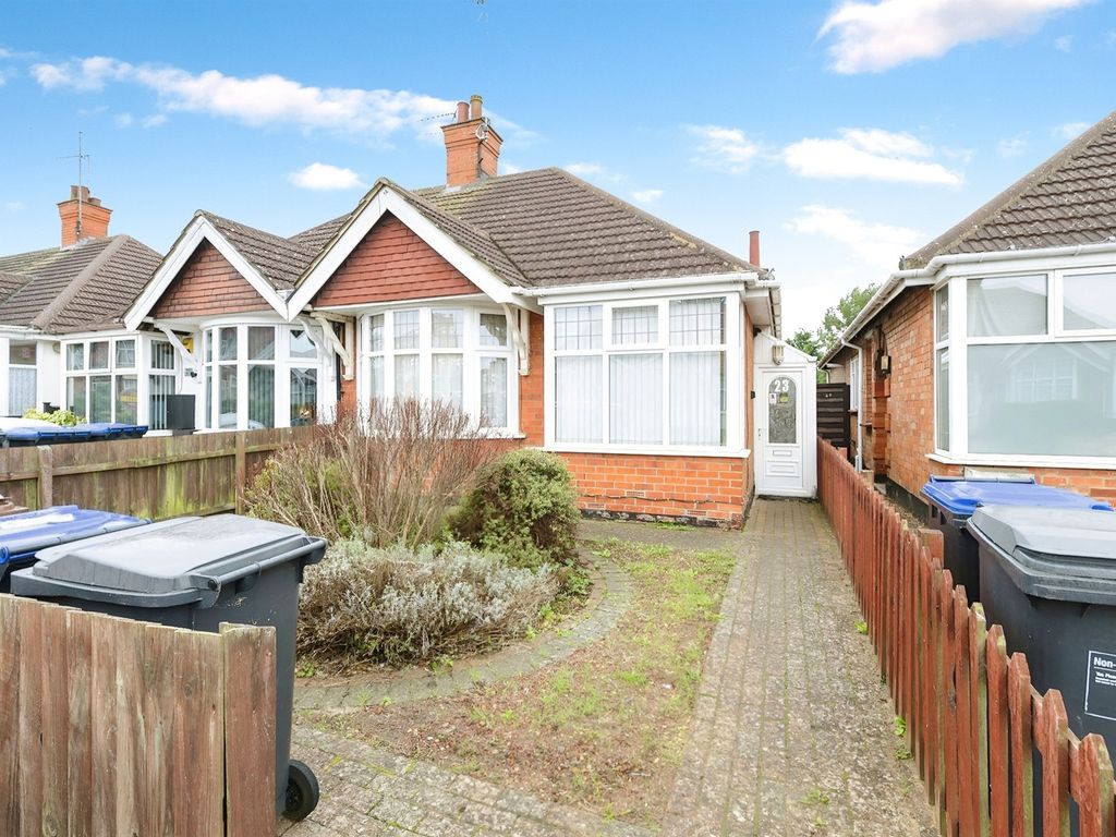 3 bed semidetached bungalow for sale in Greville Avenue, Northampton