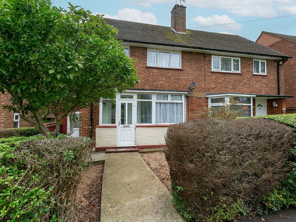 3 bed semidetached house to rent in Old Close, Watford