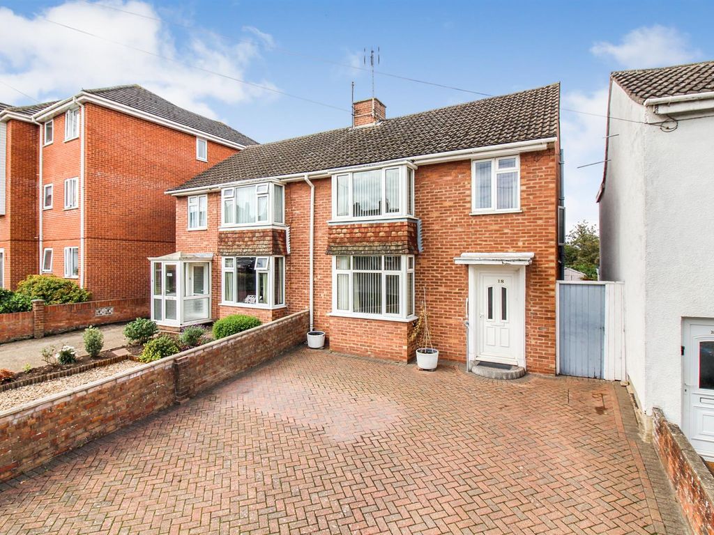 3 bed semidetached house for sale in Buckingham Road, Aylesbury HP19