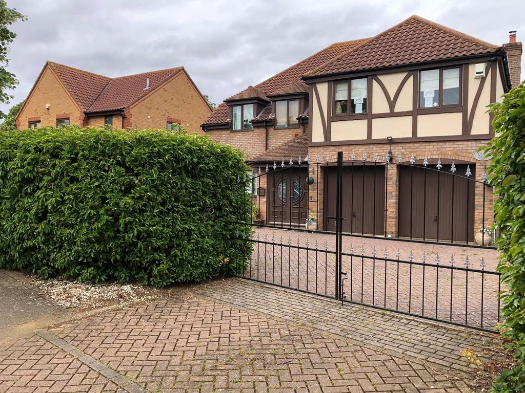 5 bed detached house for sale in Lynmouth Crescent, Furzton, Milton